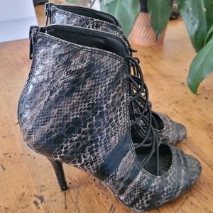 Mia Vienna Stiletto faux snake skin Heels size 6.5